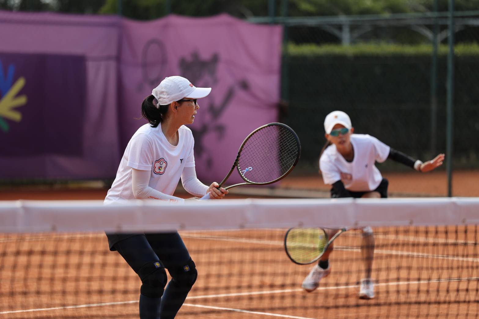 (圖)Tennis players He Chiu-mei (left) and Lin Chia-wen (right) successfully defended their women’s doubles title at the 2022 Deaflympics.
